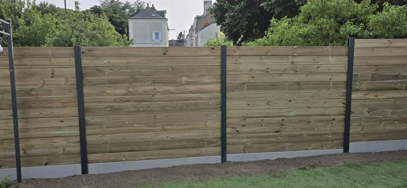 Clôture bois avec poteaux Aluminium Ral 7016