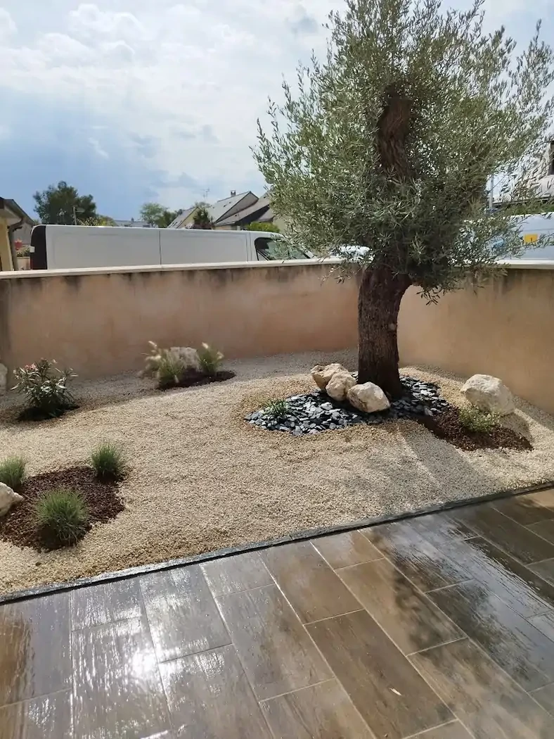 Création d'un massif minéral avec plantation 